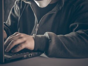 Los ciberdelincuentes están usando inteligencia artificial para cometer violencia digital. Foto: Unsplash.
