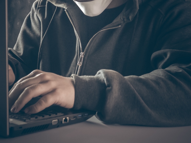 Los ciberdelincuentes están usando inteligencia artificial para cometer violencia digital. Foto: Unsplash.