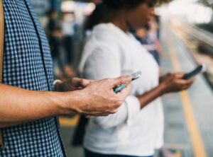 Más del 75% de la población mundial tiene teléfono celular y el 65% usa internet. Foto: Freepik.
